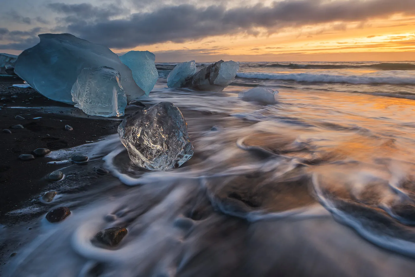 Bloques de hielo en Diamond Beach con agua sedosa, Islandia