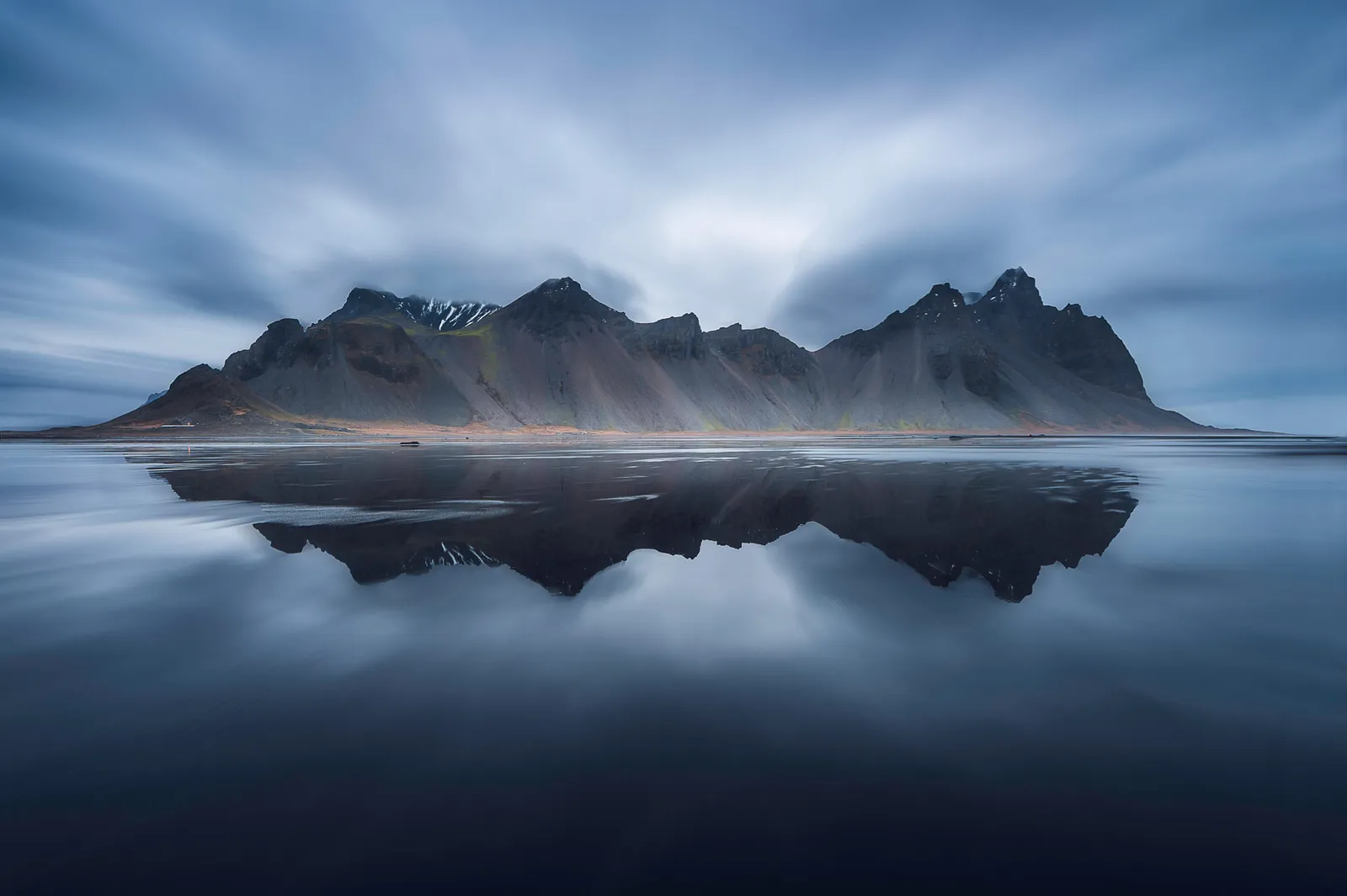 Larga exposición de Vestrahorn y el mar, Islandia