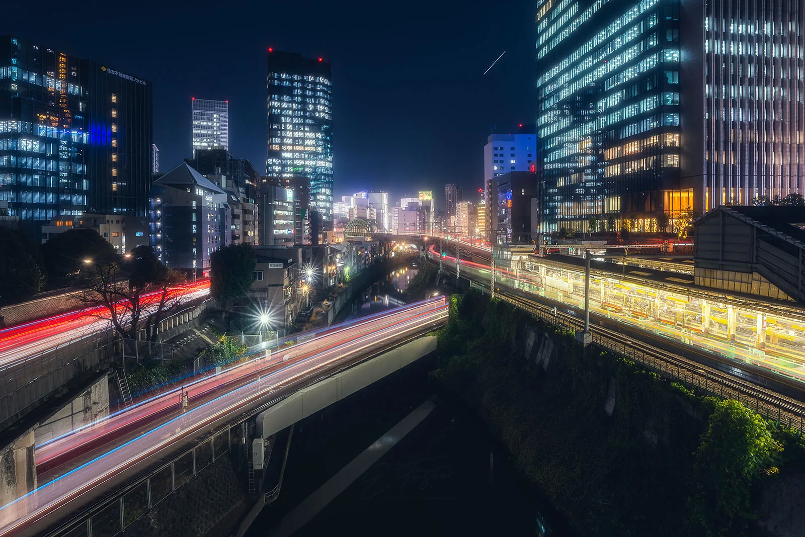 Letreros de neón y calles de Akihabara, Tokio, de noche