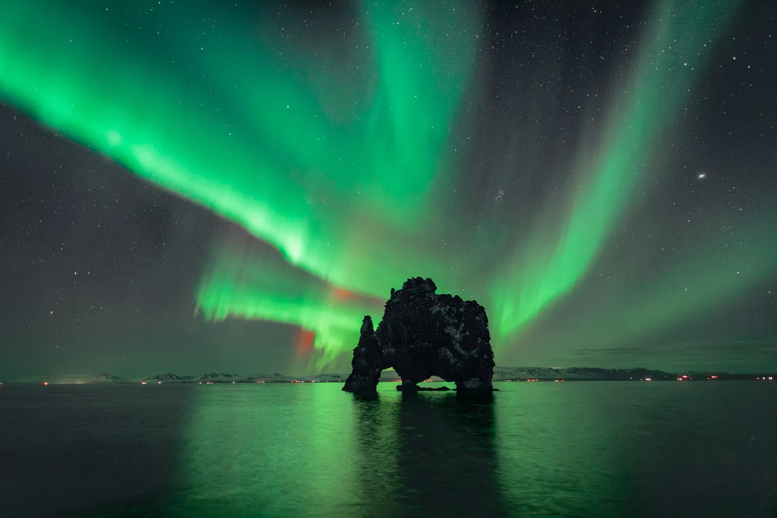 Aurora boreal sobre la roca Hvítserkur en Islandia