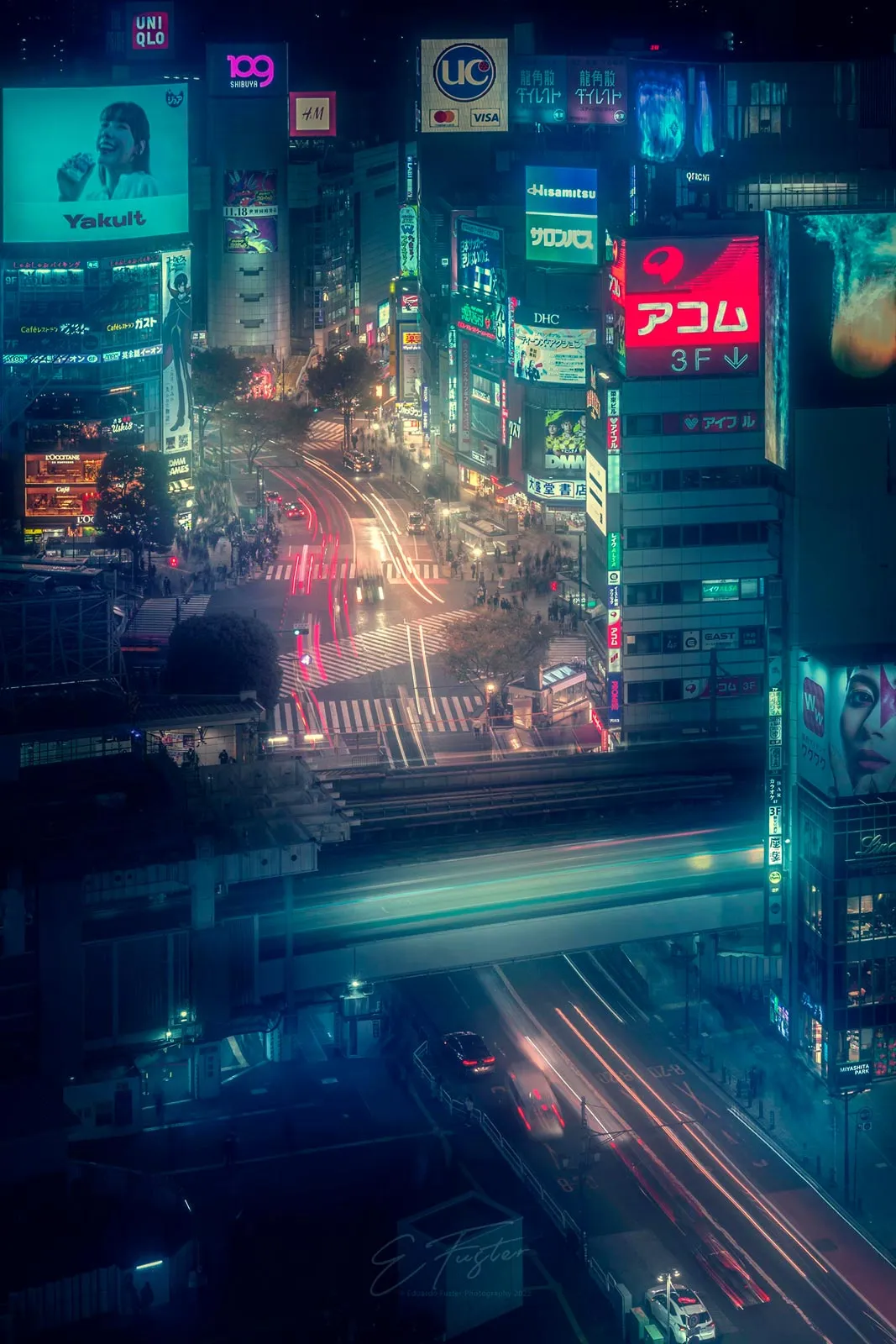 Cruce de Shibuya en Tokio con gente y luces de neón