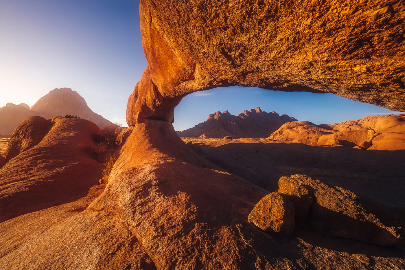 Arco de roca natural en Spitzkoppe bajo las estrellas