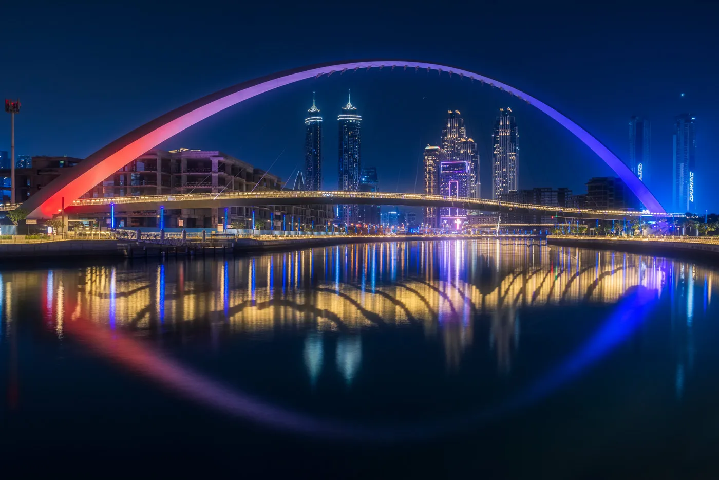 Puente de la Tolerancia en Dubái de noche
