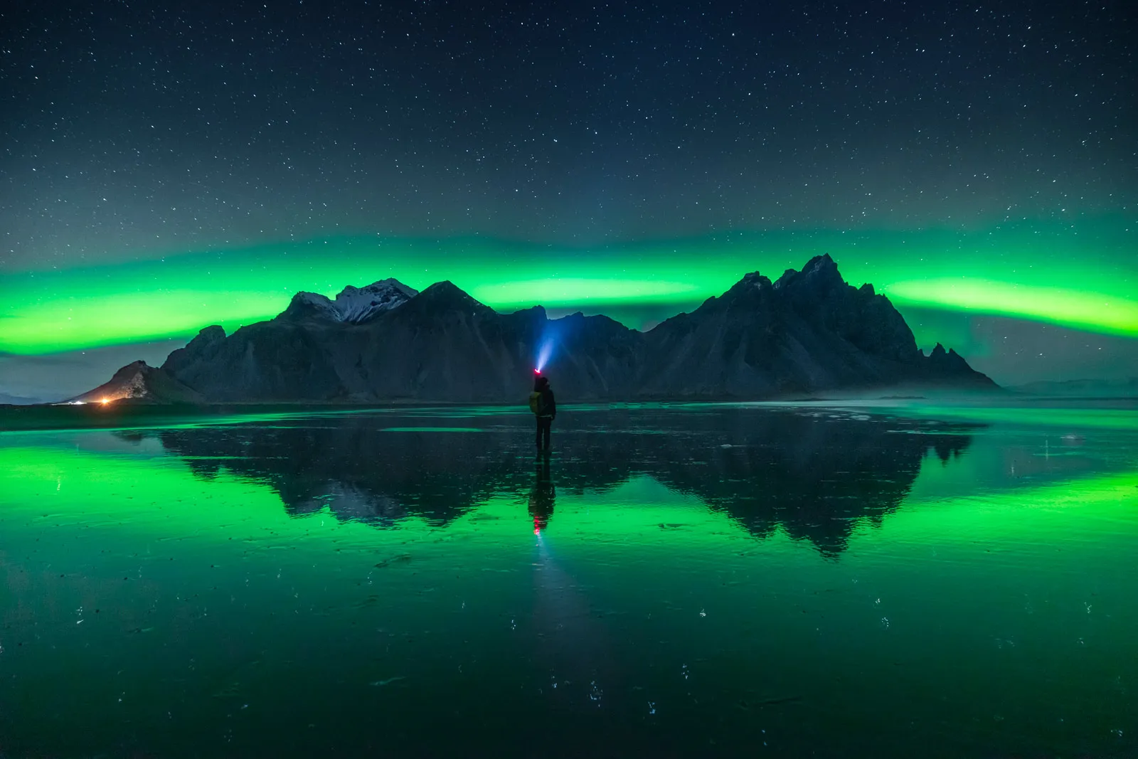 Aurora boreal sobre la montaña Vestrahorn, Islandia
