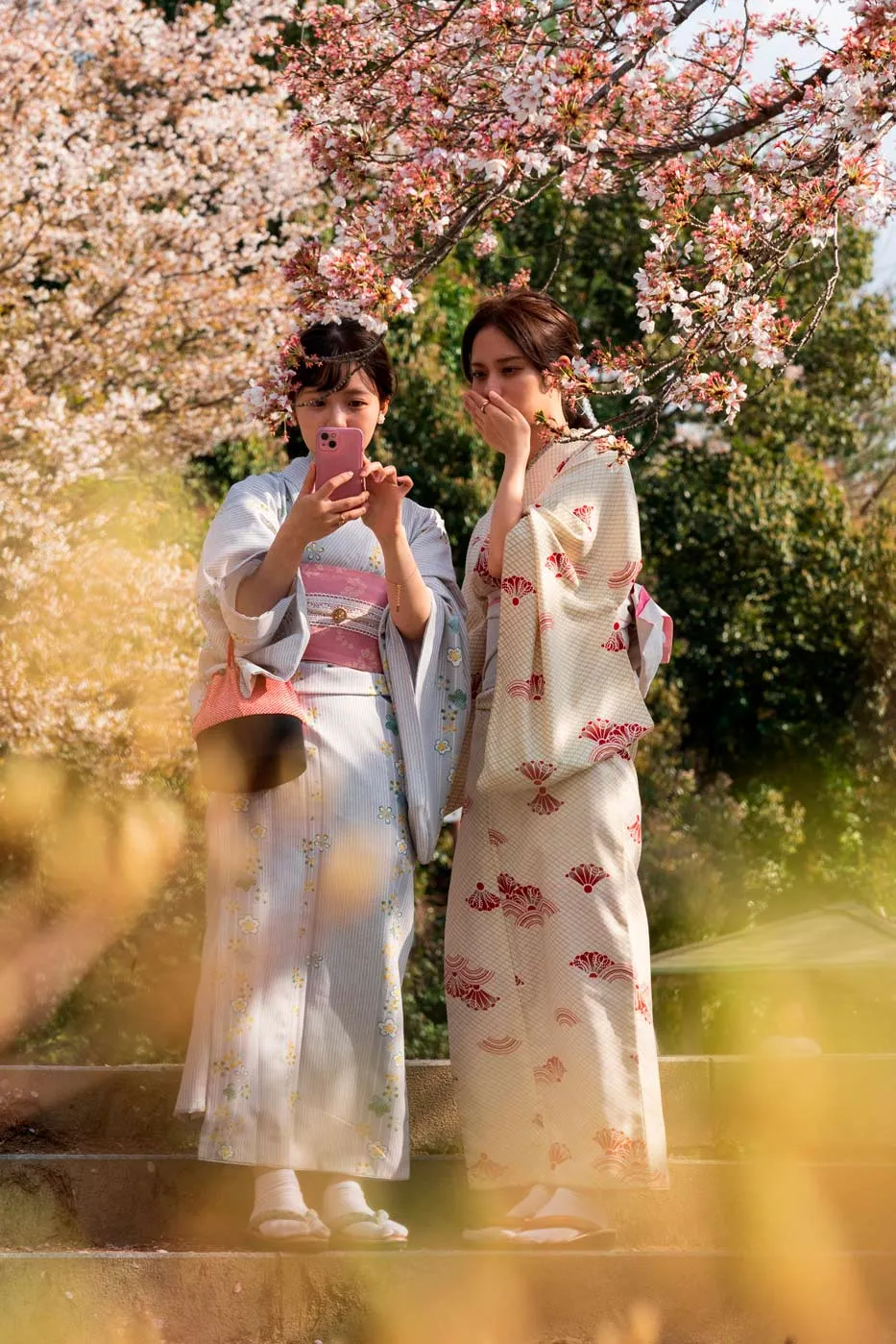 Geishas paseando por Kioto fotografiadas con el móvil