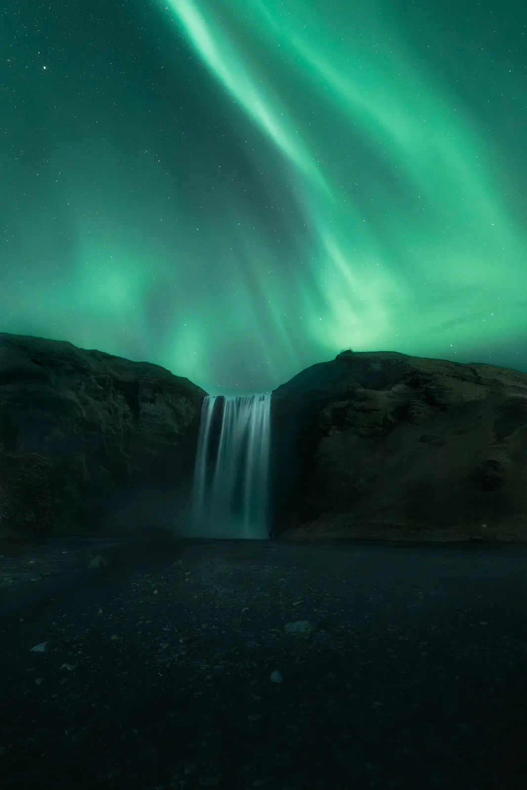 Aurora boreal sobre la cascada Goðafoss