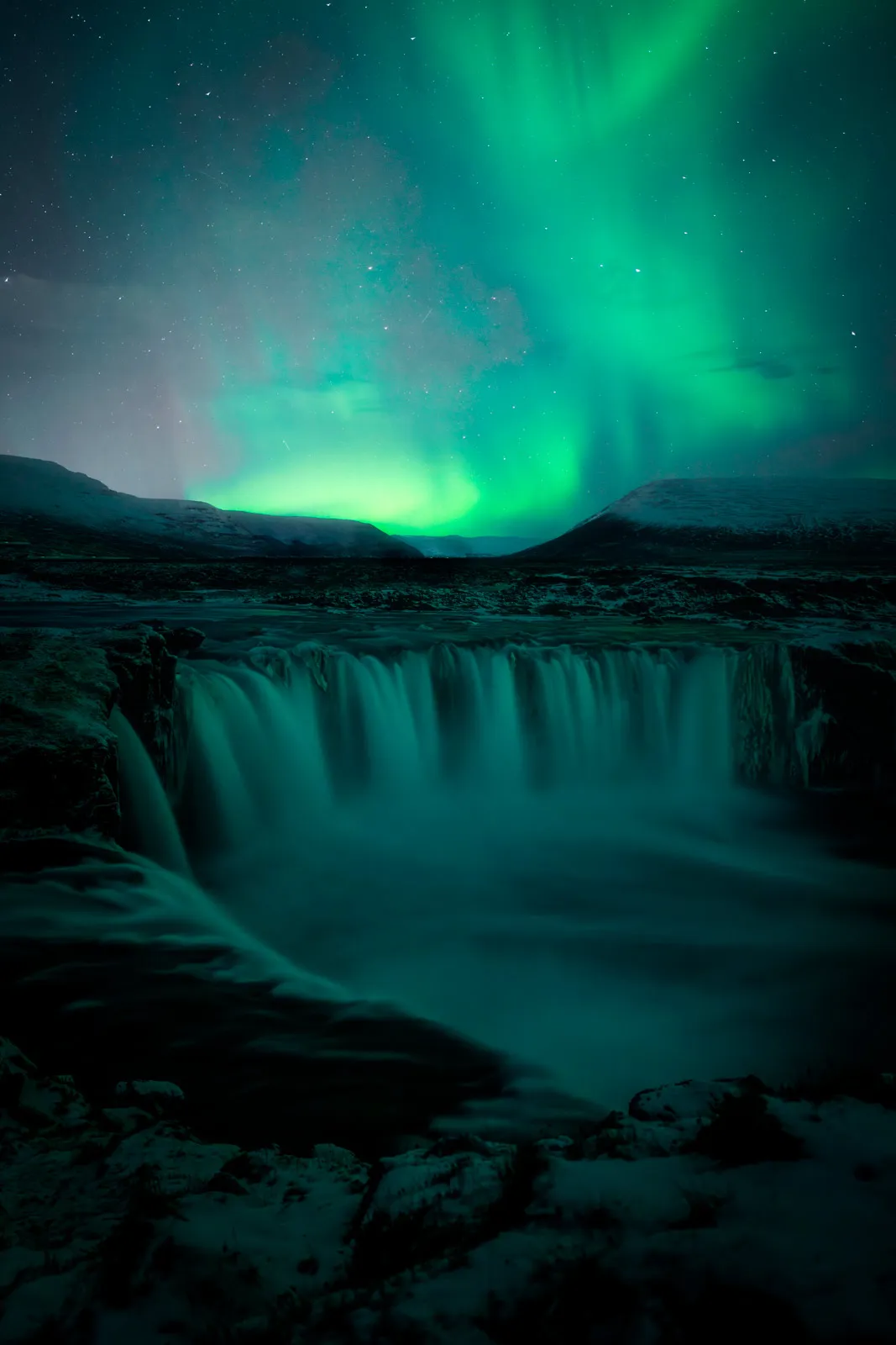 Cascada Goðafoss bajo la aurora boreal