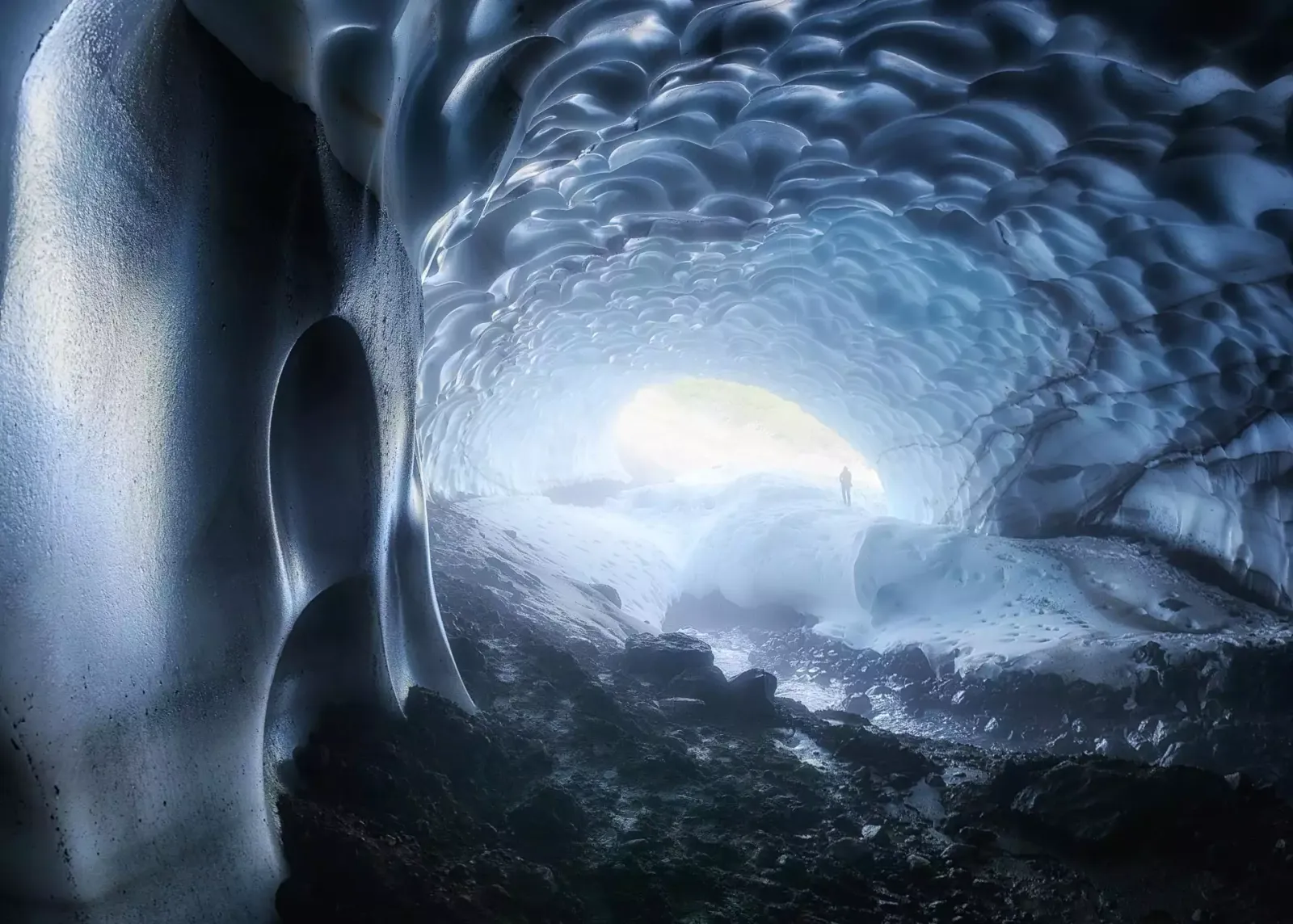 Cueva de hielo en Kamchatka