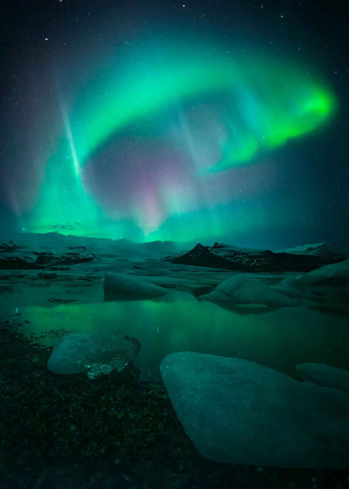 Aurora boreal sobre la laguna glaciar Jökulsárlón