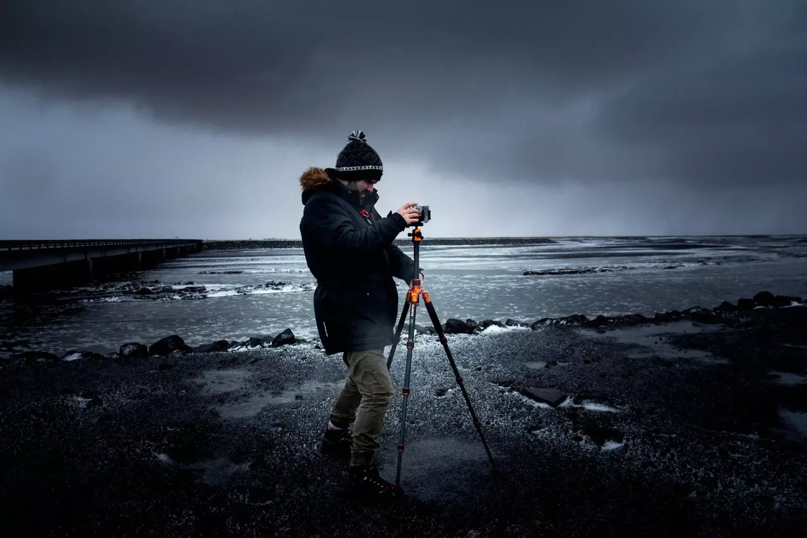 Fotógrafo usando trípode y disparador remoto