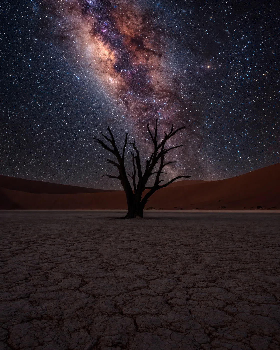 Deadvlei bajo las estrellas de noche, Namibia