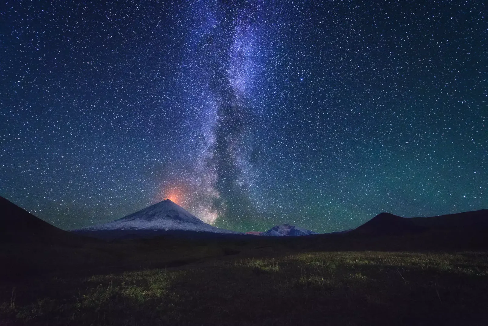 Vía Láctea sobre un volcán en erupción en Kamchatka