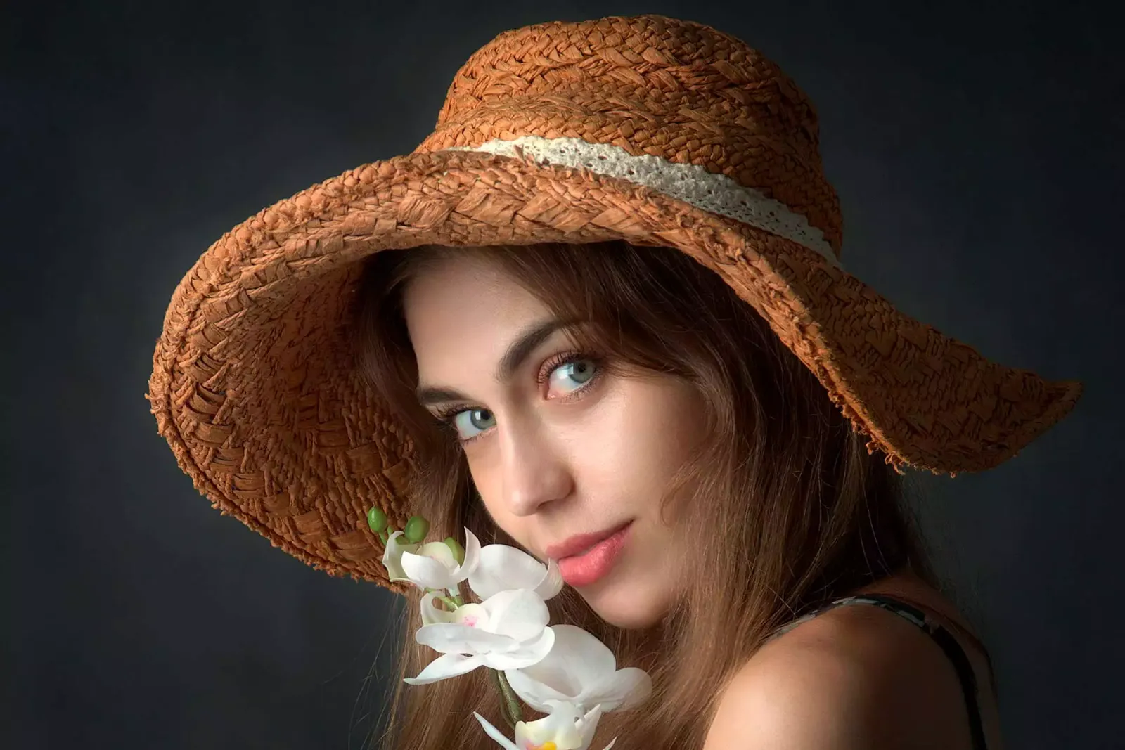 Before and after removing red eyes in Photoshop