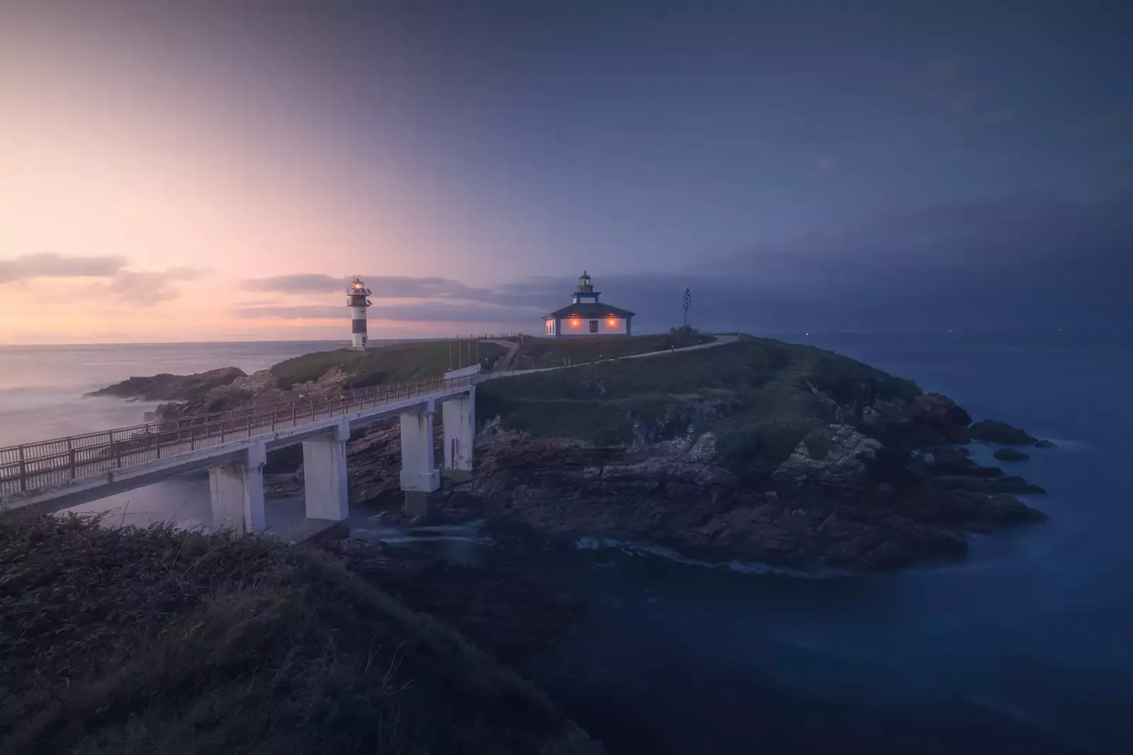 Faro de Isla Pancha al anochecer, Ribadeo, Galicia