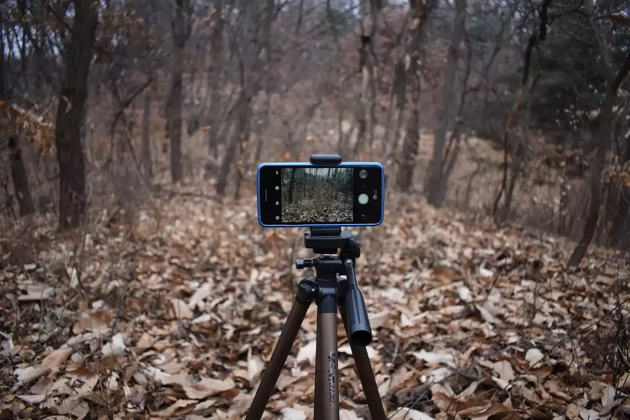 10 amazing tricks to take Perfect Mobile Photos 2 Mobile phone on a tripod