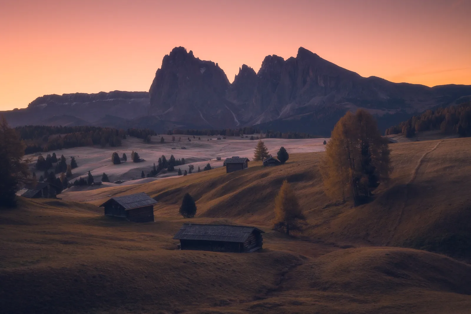 Amanecer sobre las cabañas de Alpe di Siusi