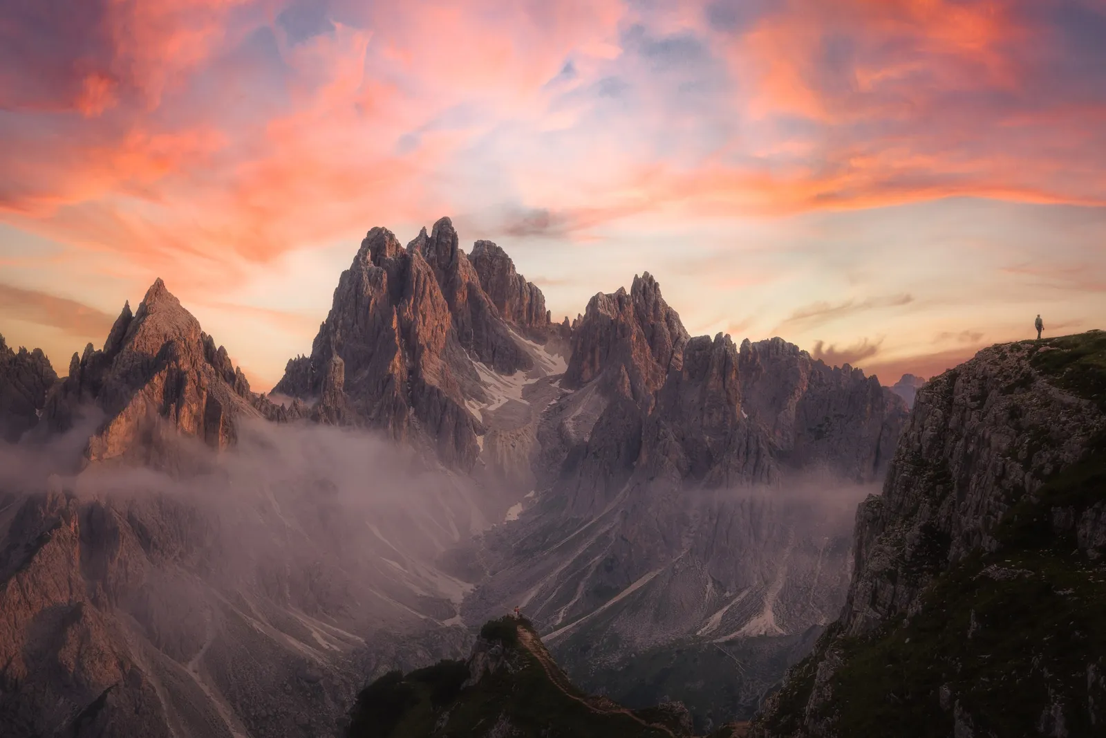 Los picos de Cadini di Misurina al atardecer sobre las nubes