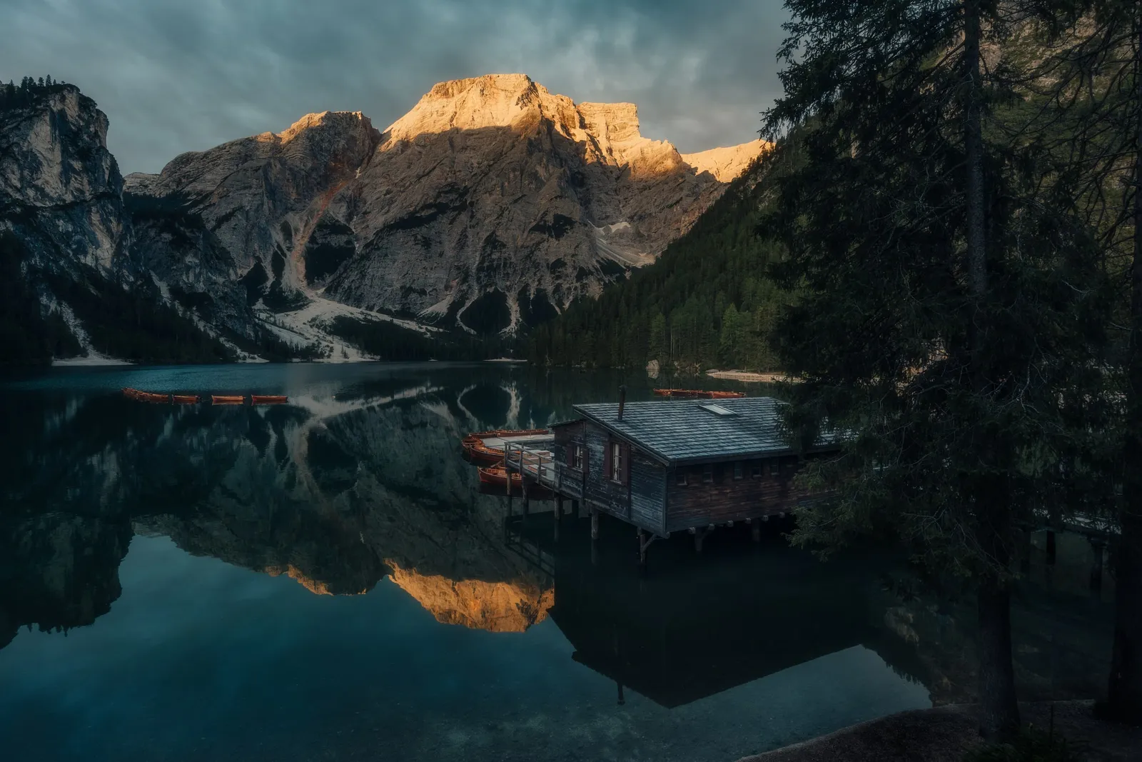 El embarcadero y las montañas reflejados en el Lago di Braies