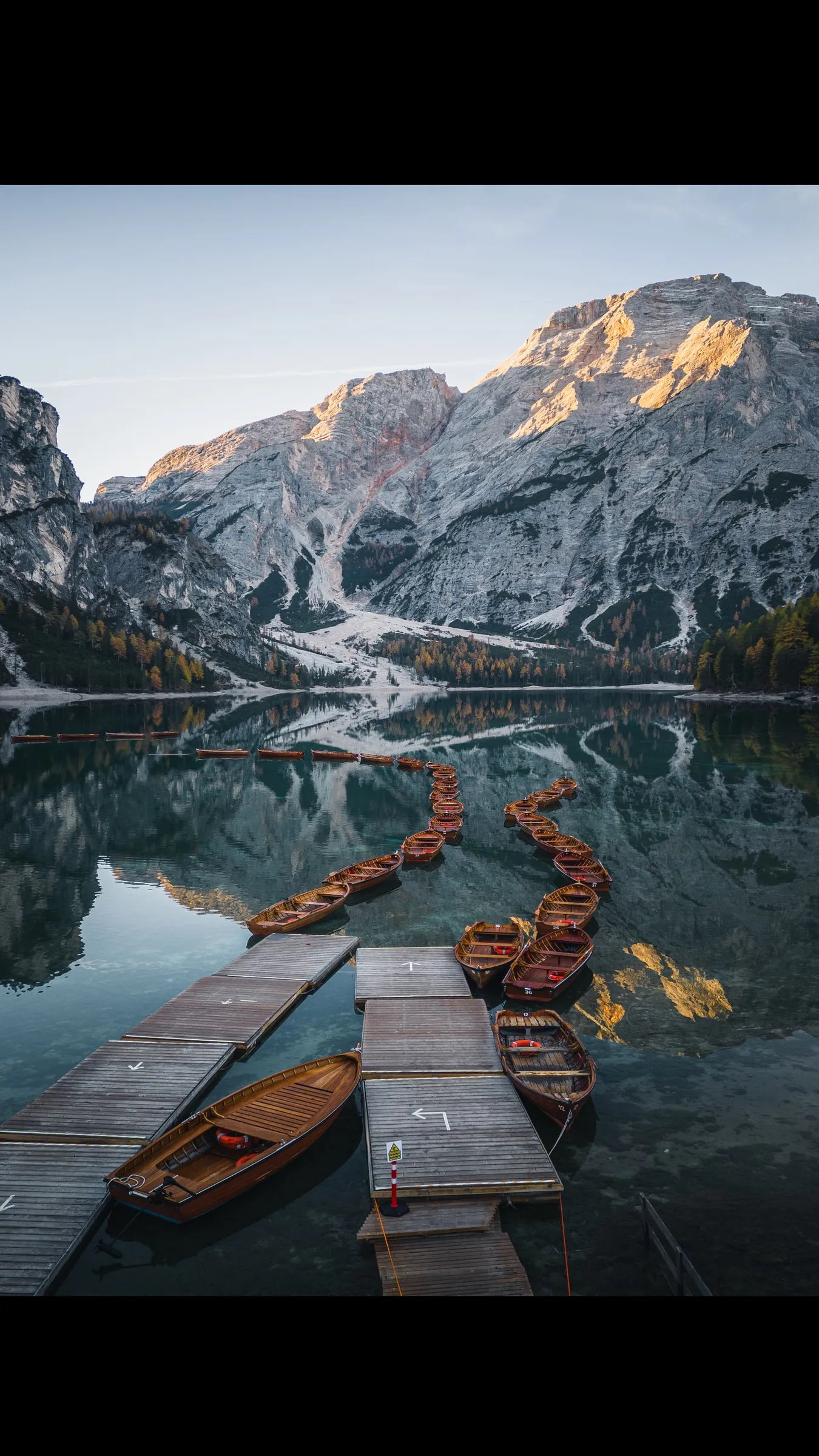 Barcas de madera en el Lago di Braies vistas desde el aire
