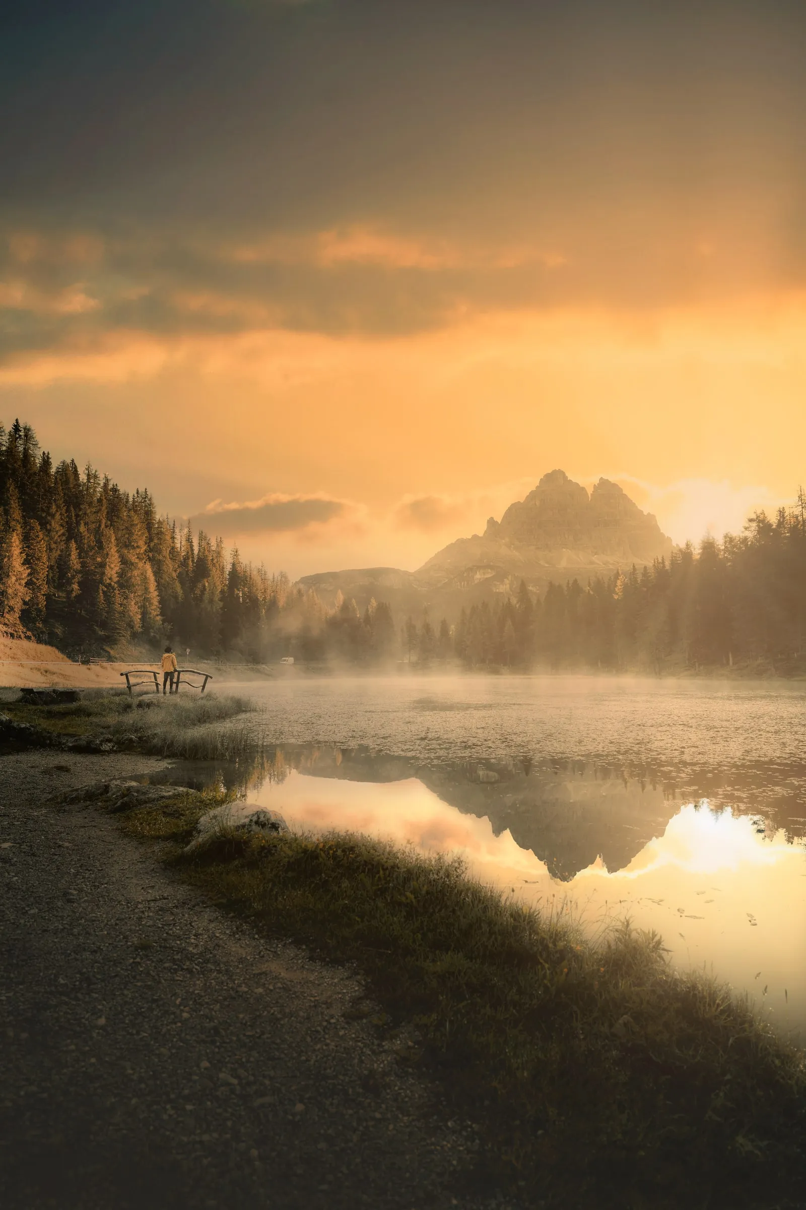 Amanecer con niebla en un lago alpino de los Dolomitas