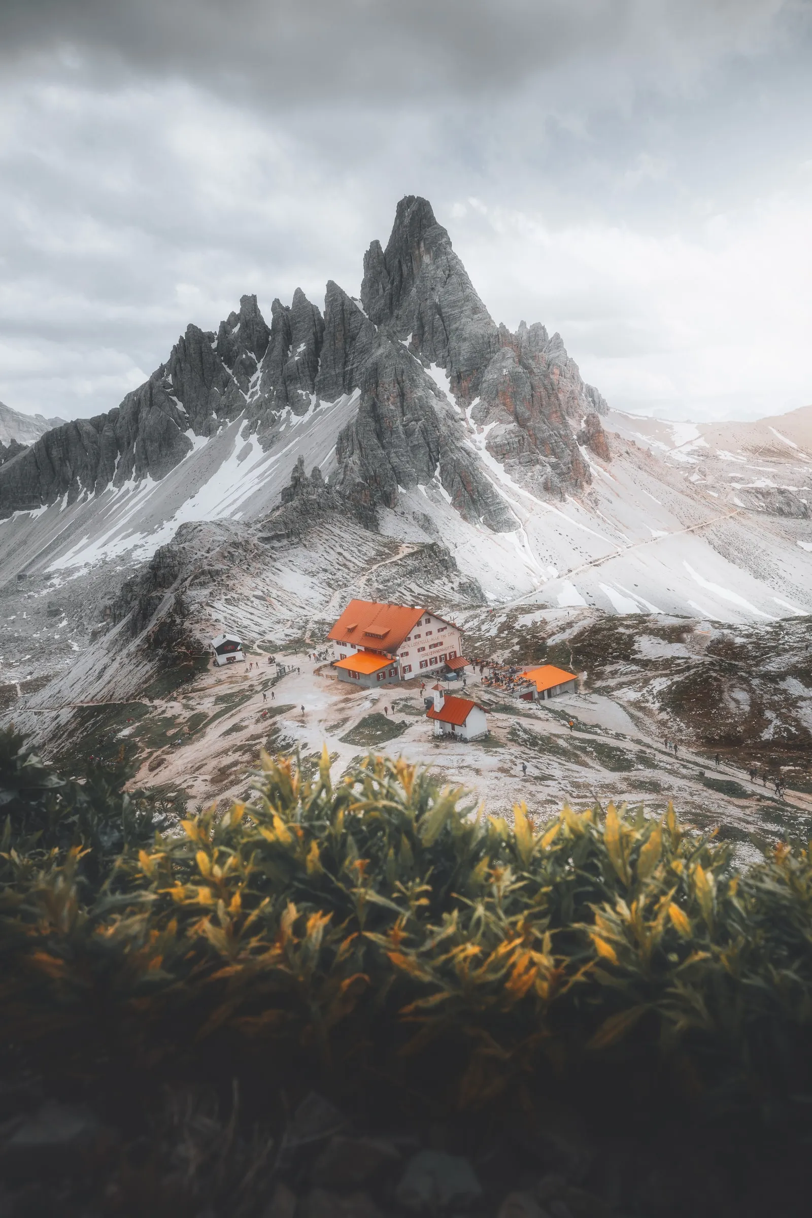 Refugios de montaña bajo picos nevados en los Dolomitas