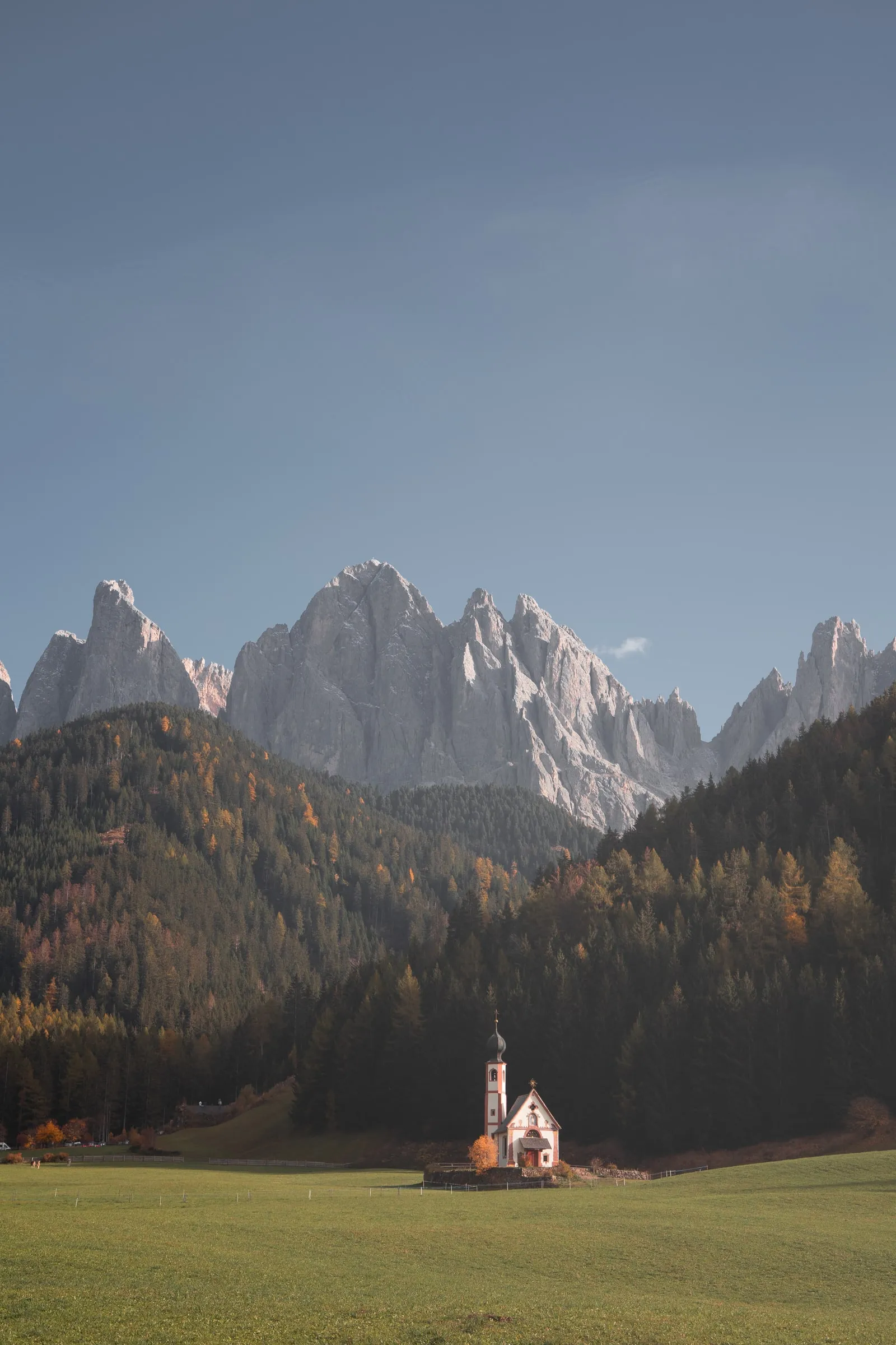 Picos afilados del grupo de las Odle en los Dolomitas