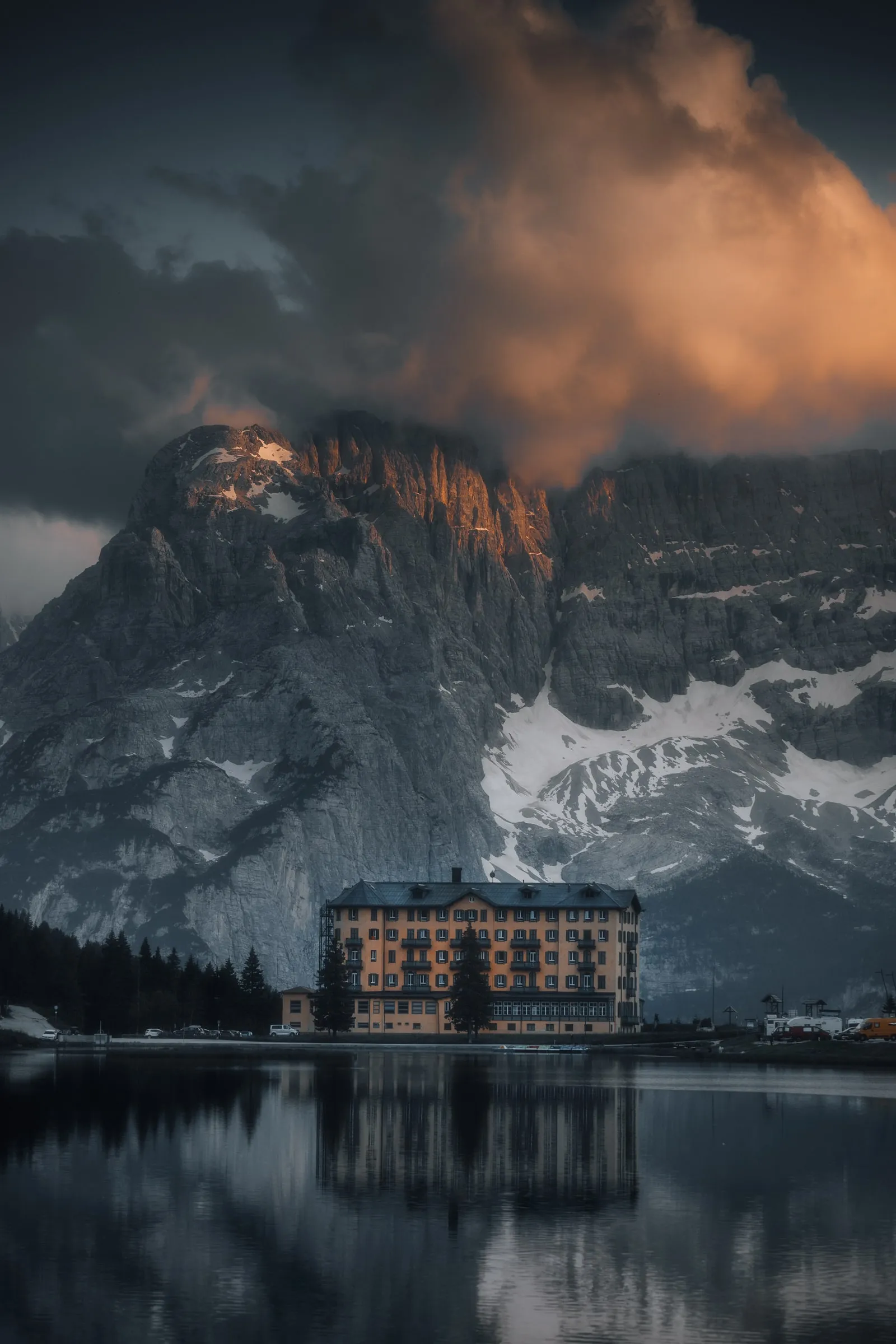 Picos de los Dolomitas con luz dramática de atardecer