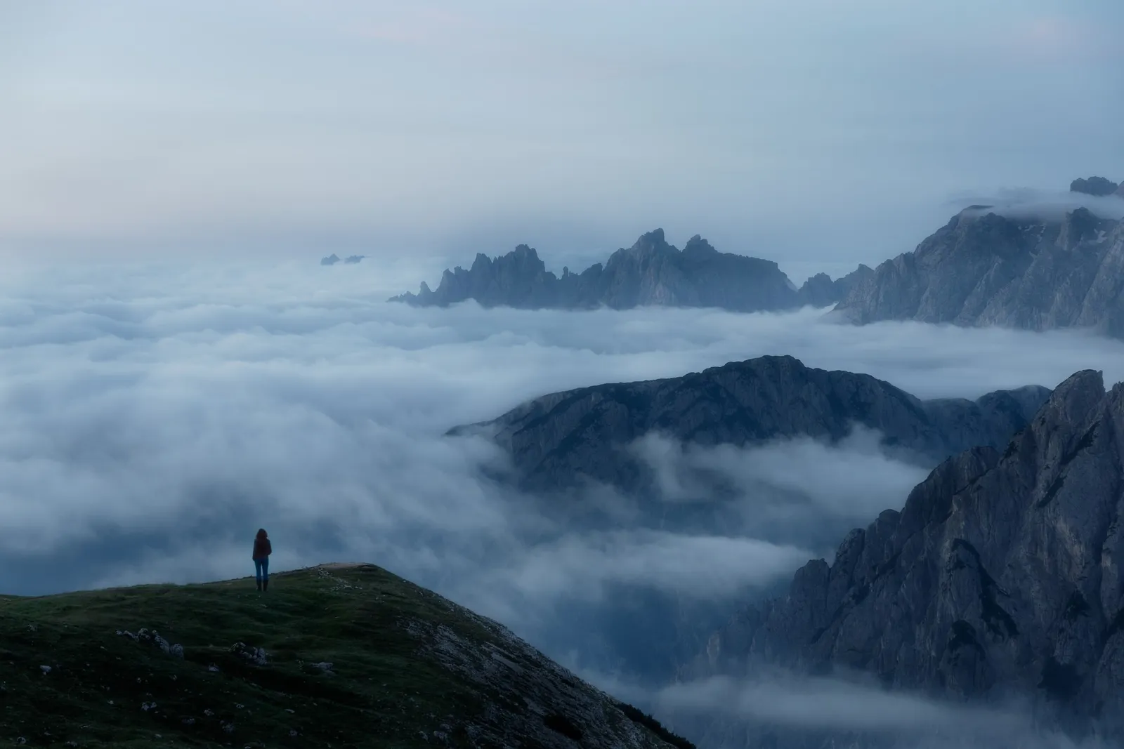 Fotógrafo sobre un mar de nubes en los Dolomitas