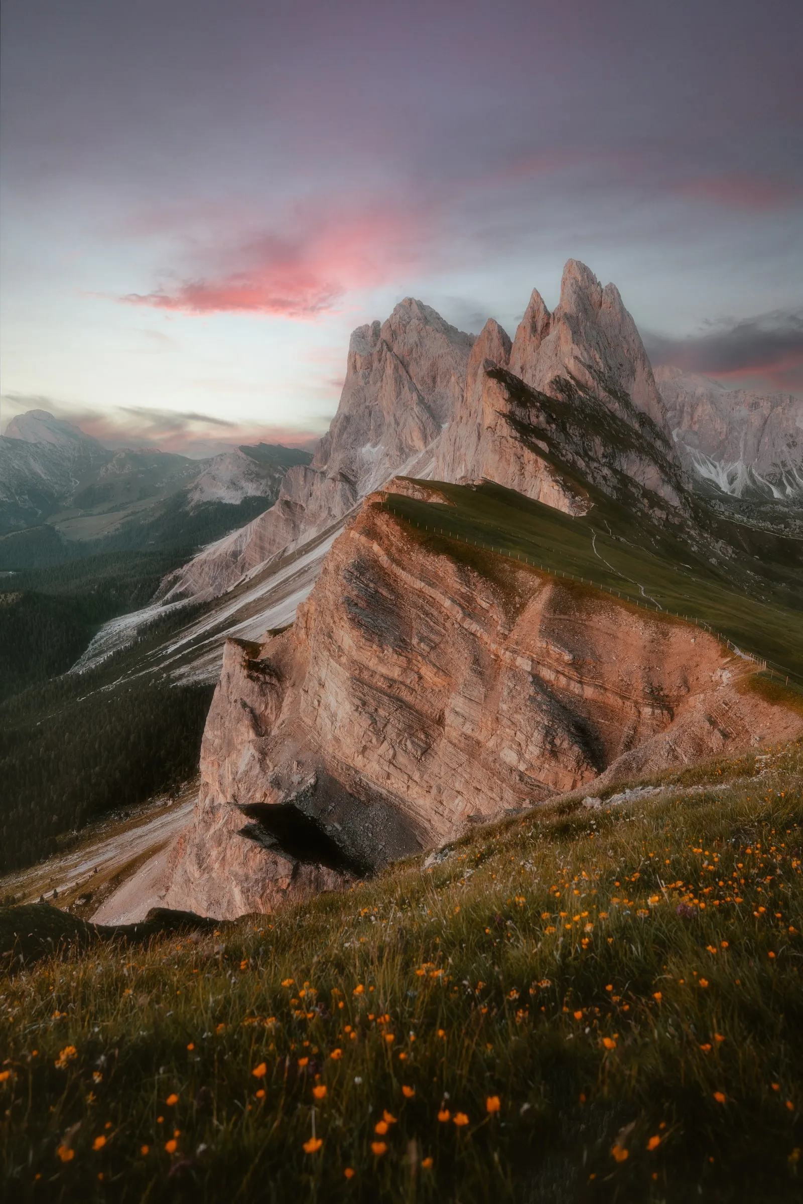 La cresta de Seceda, en el grupo de las Odle, al atardecer