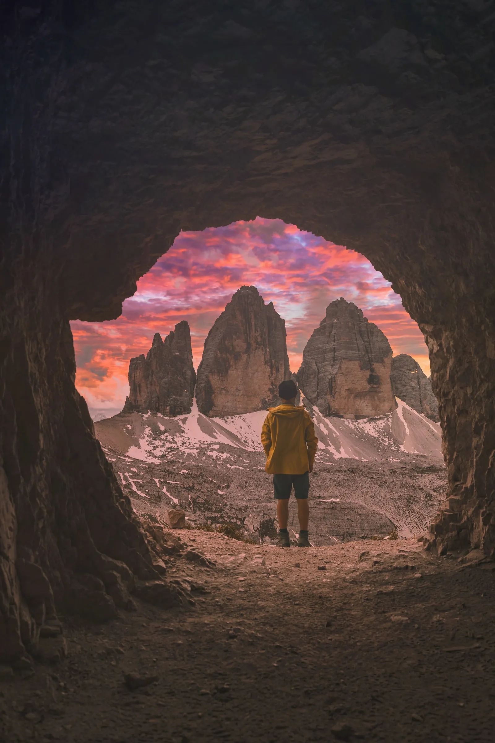 Las Tre Cime di Lavaredo enmarcadas por una cueva al atardecer