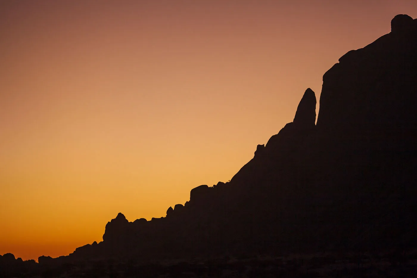Picos de granito de Spitzkoppe en Namibia