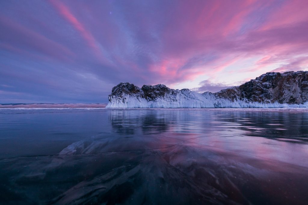 Lago Baikal semi-congelado durante el invierno, Irkutsk, Rusia