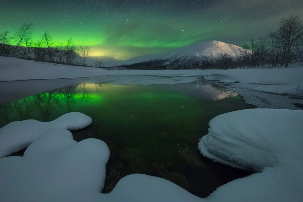 paisaje de laponia rusa con aurora boreal