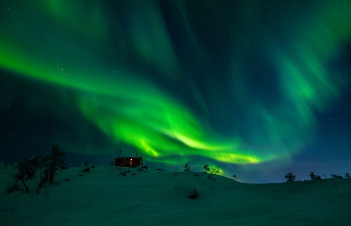 Viaje fotográfico barato de auroras boreales con motos de nieve