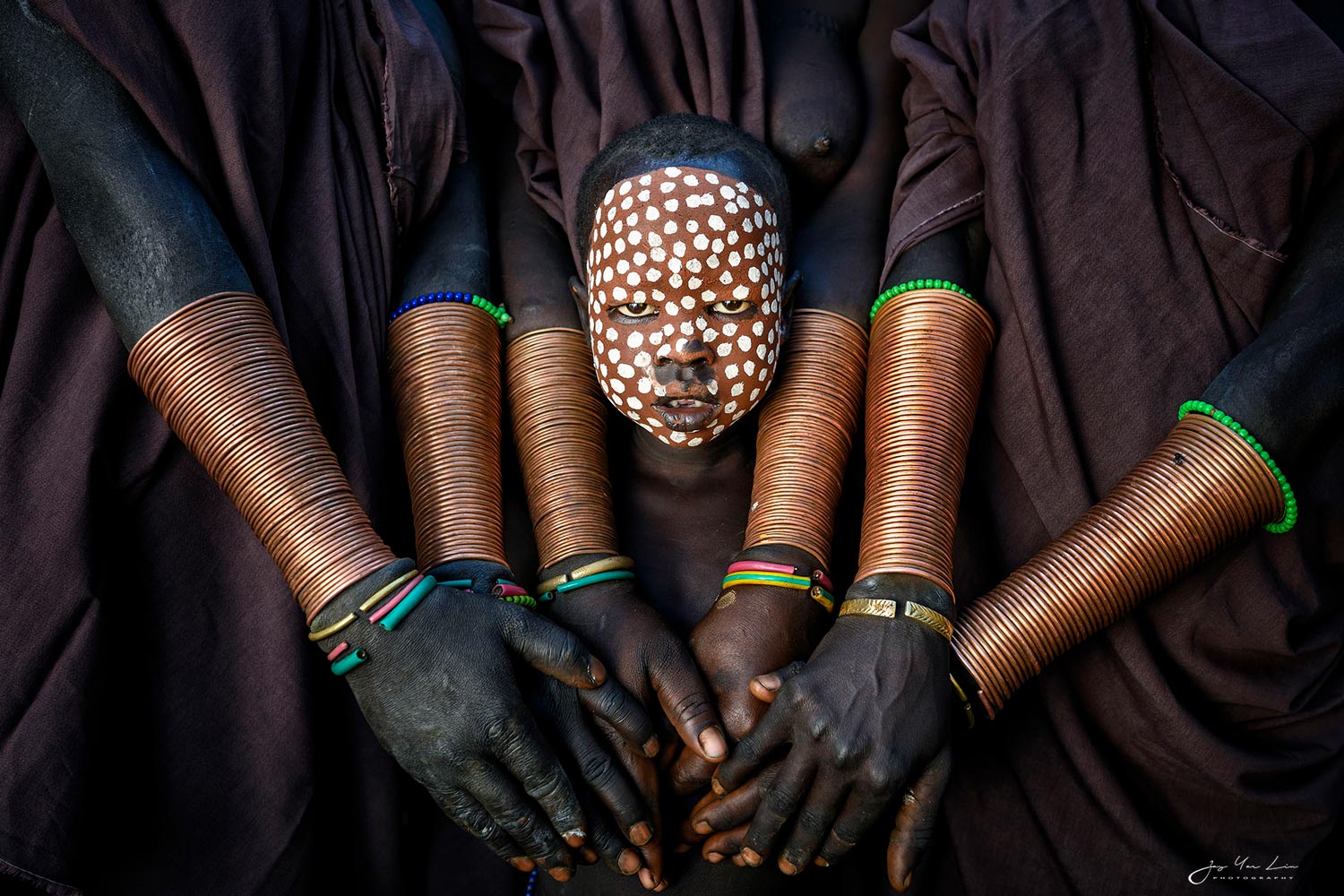 manos y niño en un viaje fotográfico por etiopía