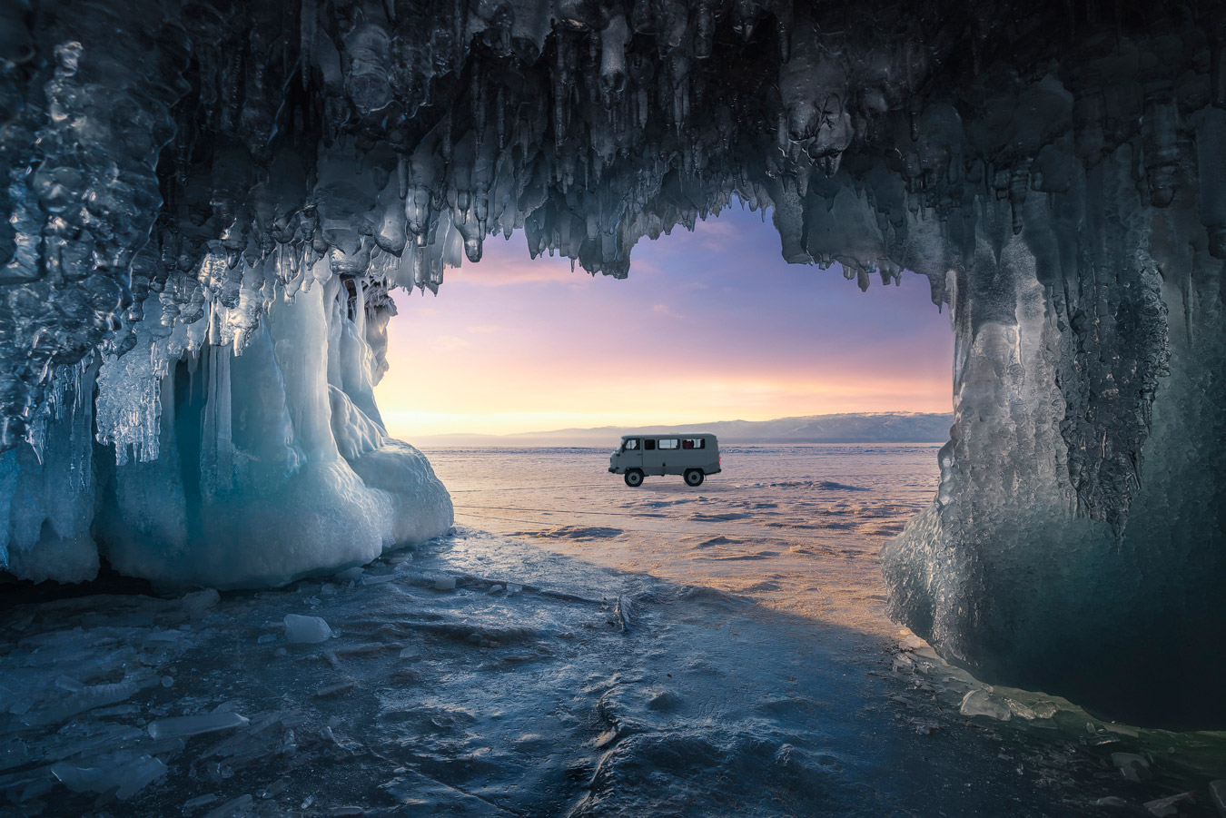 Furgoneta afuera de una cueva de hielo durante un viaje fotográfico al Lago Baikal