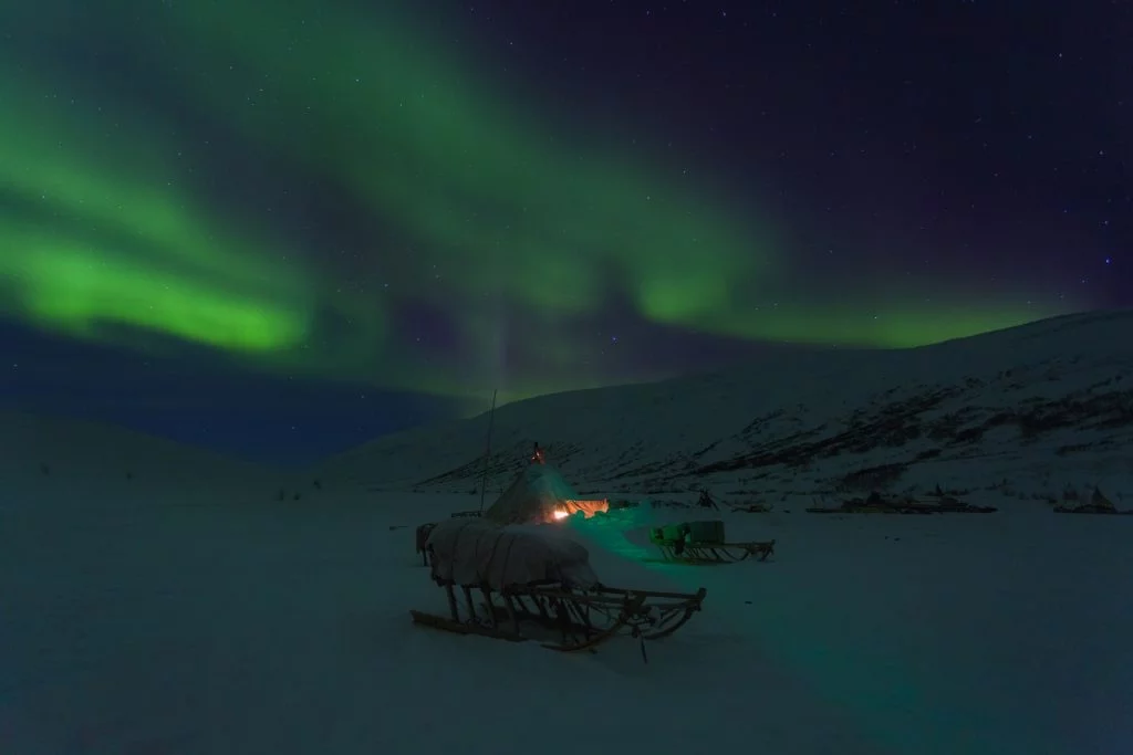 Auroras Boreales en un campamento de Nenets, Yamal, Russia.