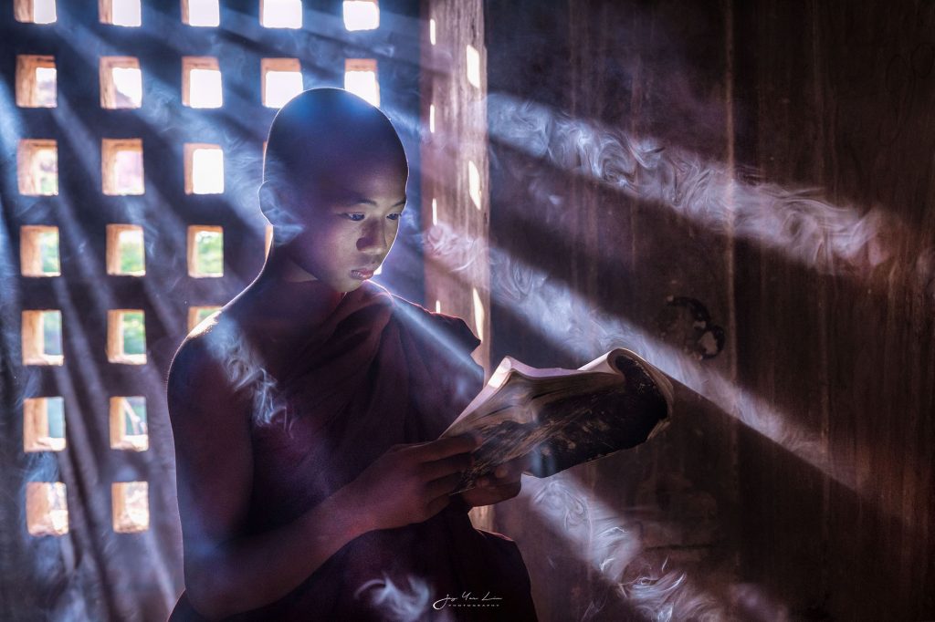 retrato de un monje en Bagan durante un viaje fotográfico