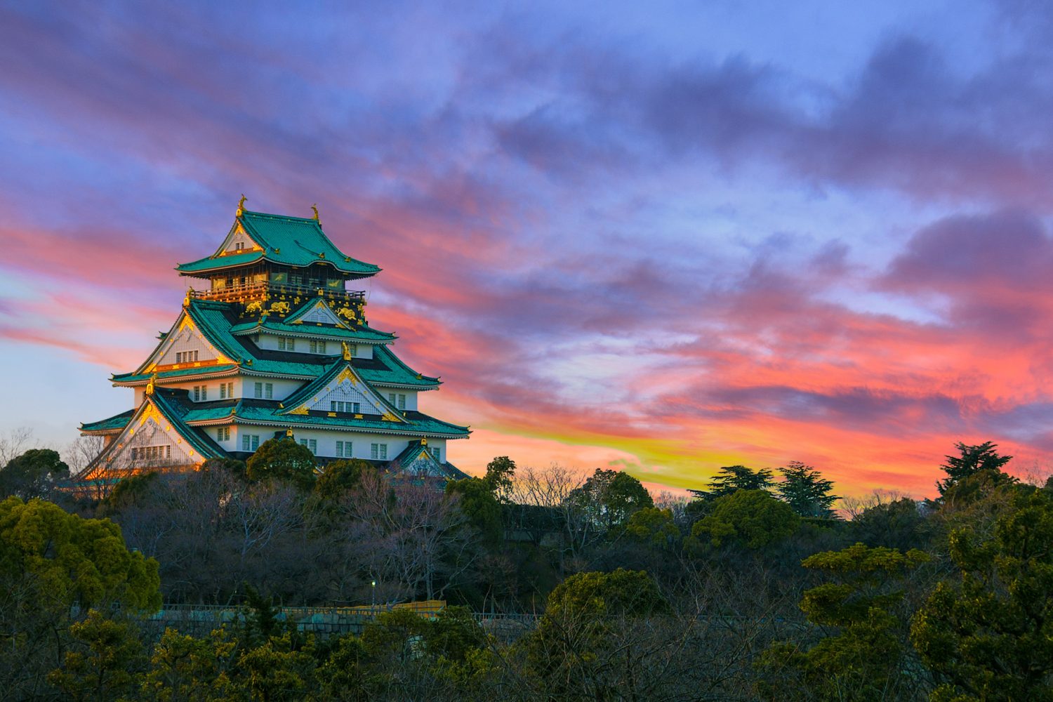 Castillo de Osaka al atardecer durante un viaje fotografico