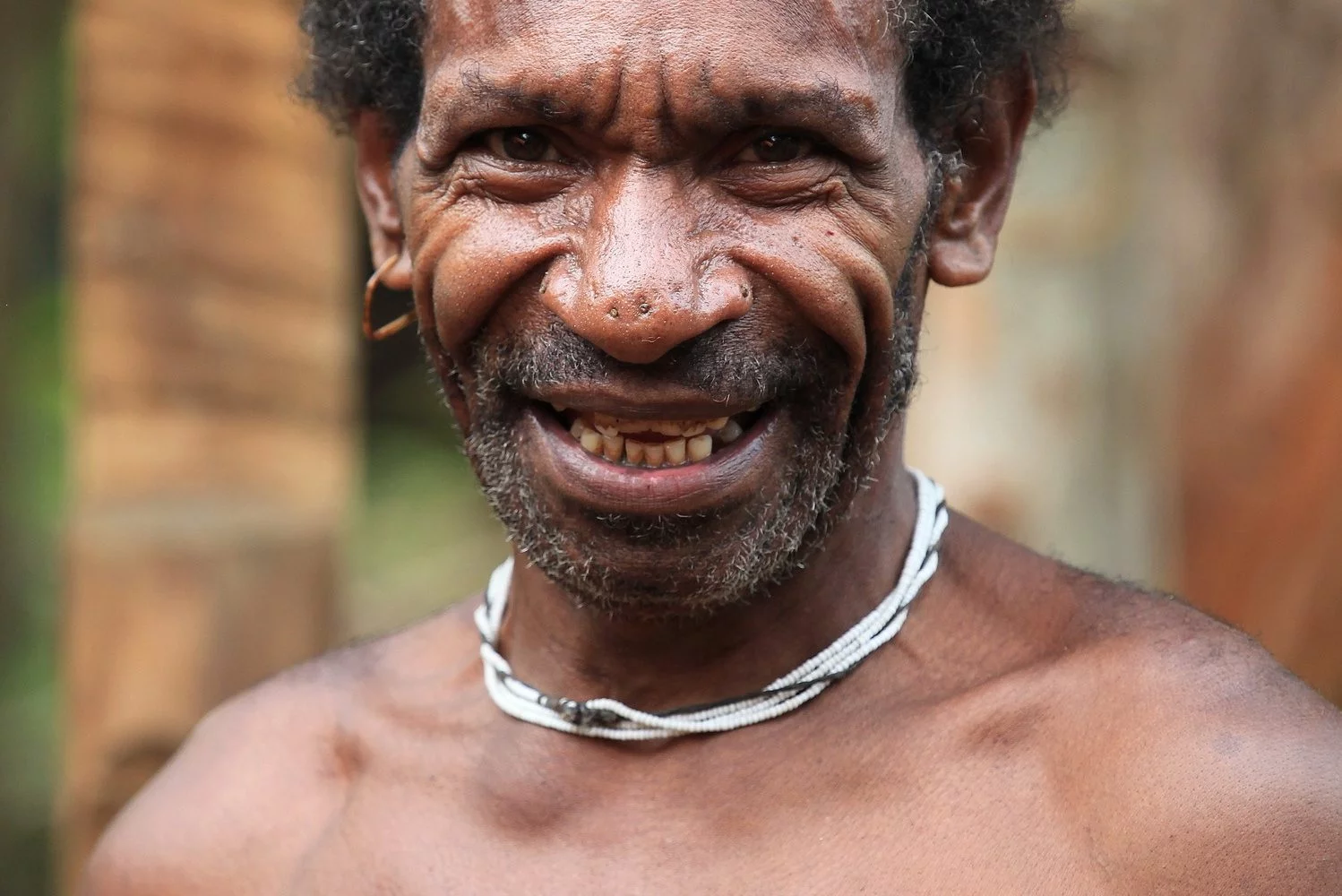hombre mayor de la tribu korawai