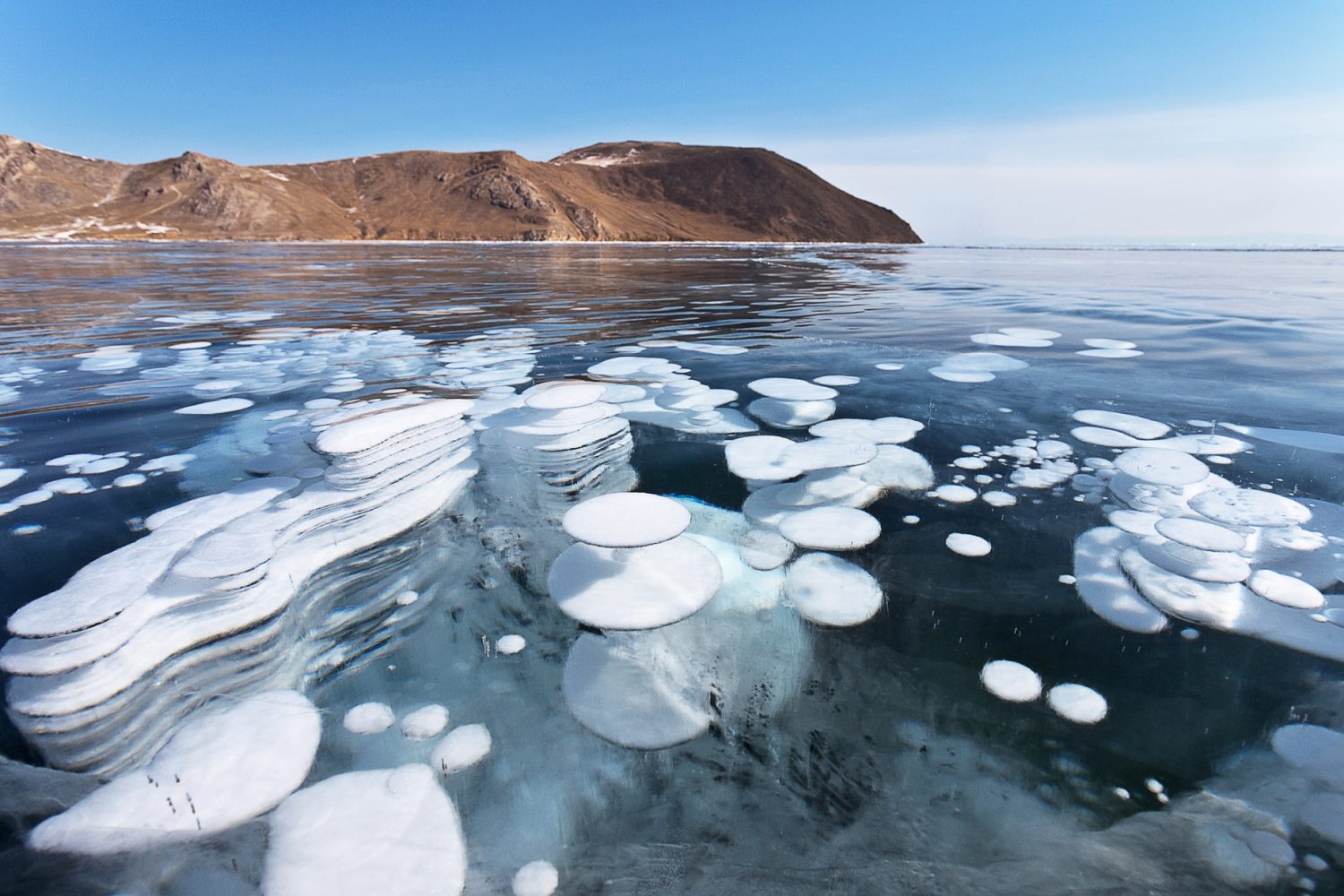 Burburjas congeladas en el lago baikal