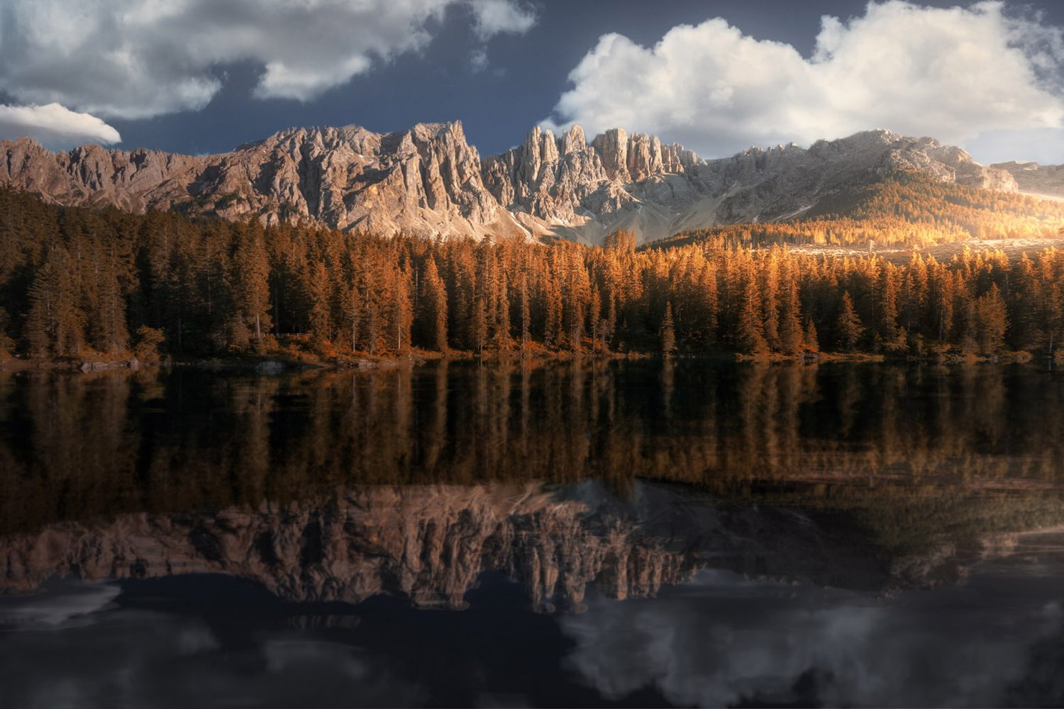 Atardecer en Dolomitas con reflejo en lago de las montañas