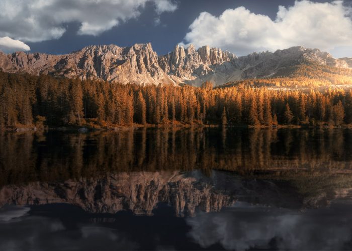Atardecer en Dolomitas con reflejo en lago de las montañas