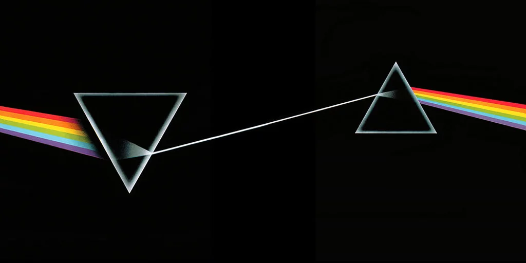 triangulo de luz y color a través de un cristal con aberración cromática