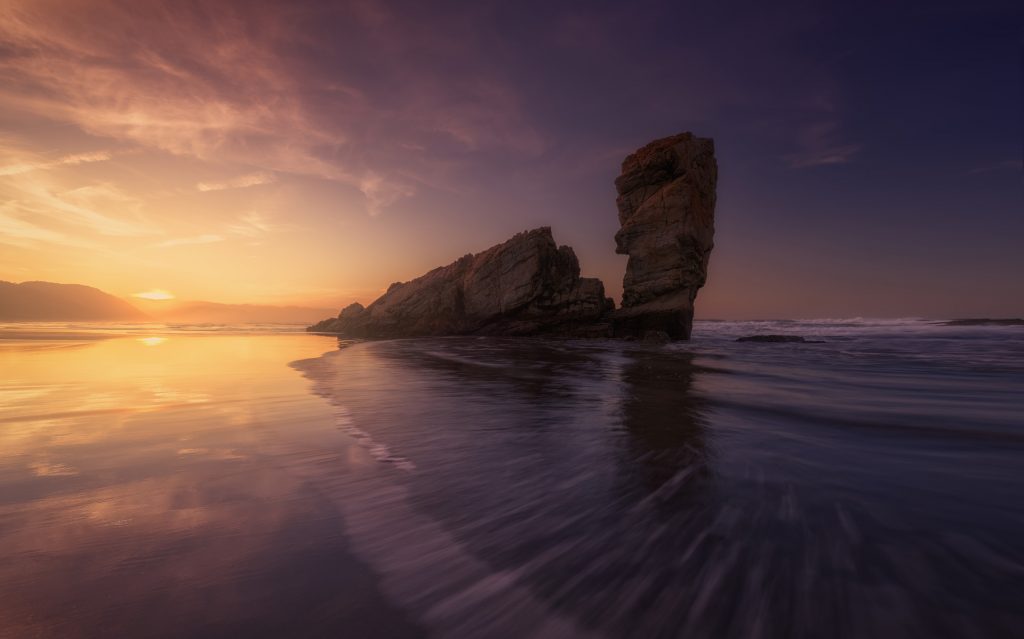 paisaje de una playa en Asturias, España, durante el atardecer