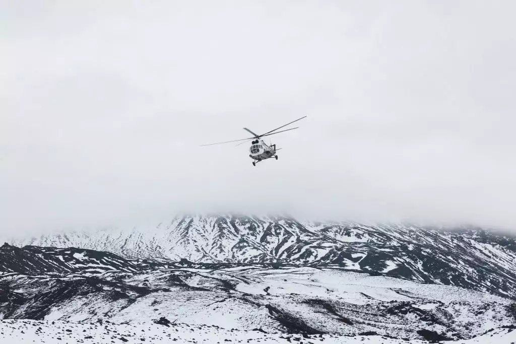 helicóptero volando en kamchatka en invierno
