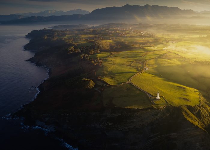 vista aérea del faro, workshop fotografía en asturias
