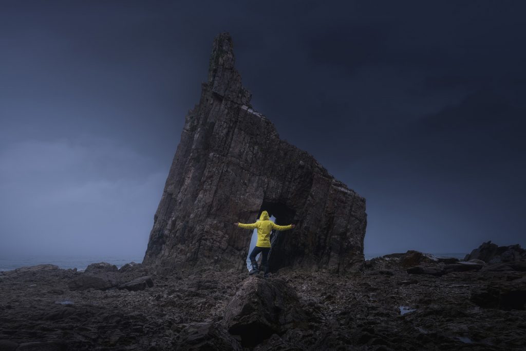 piedra en playa de asturias, españa