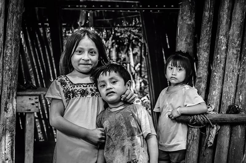 retrato de niños Mayas en un viaje a Mexico