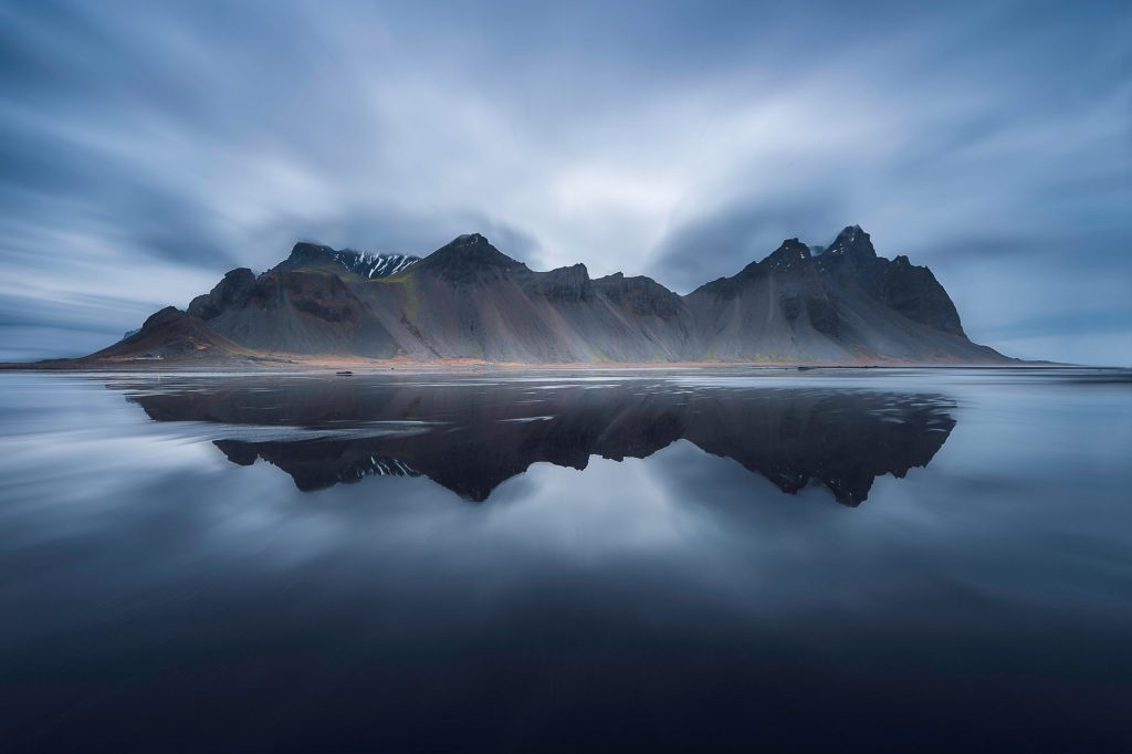 Larga exposición en Vestrahorn, Islandia